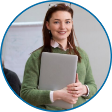 Retrato profissional em close-up circular de consultora sorrindo, segurando um laptop.