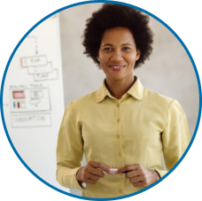 Retrato profissional em close-up circular de mulher (negra) sorrindo, em frente a um diagrama estratégico em quadro branco, ideal para a seção 'Nossa Equipe' de consultoria.