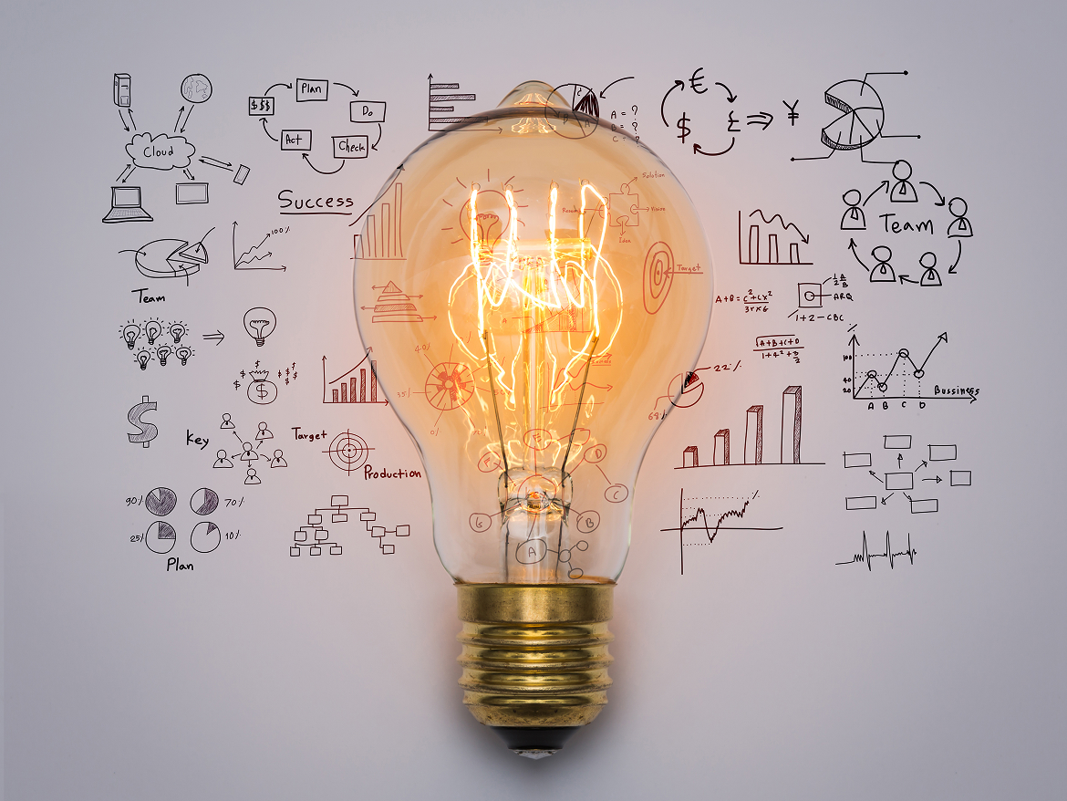 Lâmpada acesa em meio a esboços de planejamento, gráficos de sucesso e diagramas, representando a geração de ideias, inovação e consultoria estratégica.